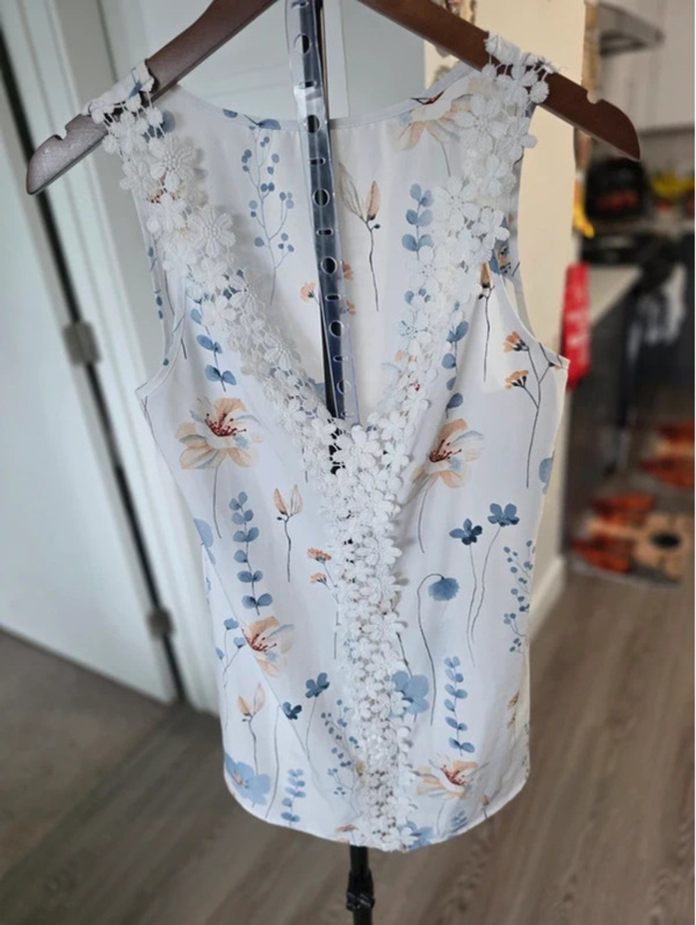 Floral Sleeveless Top with Lace Detail Size S